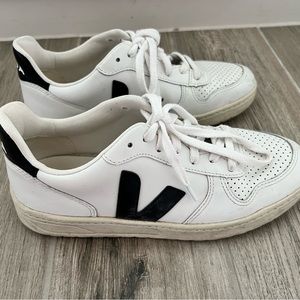 Veja Sneakers. Women’s US 9, Men’s US 7. Good condition. Black and white.
